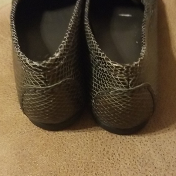 IF THE SHOE FITS, WEAR IT❣️Snake skin style Stuart Weitzman shoes - Picture 4 of 9